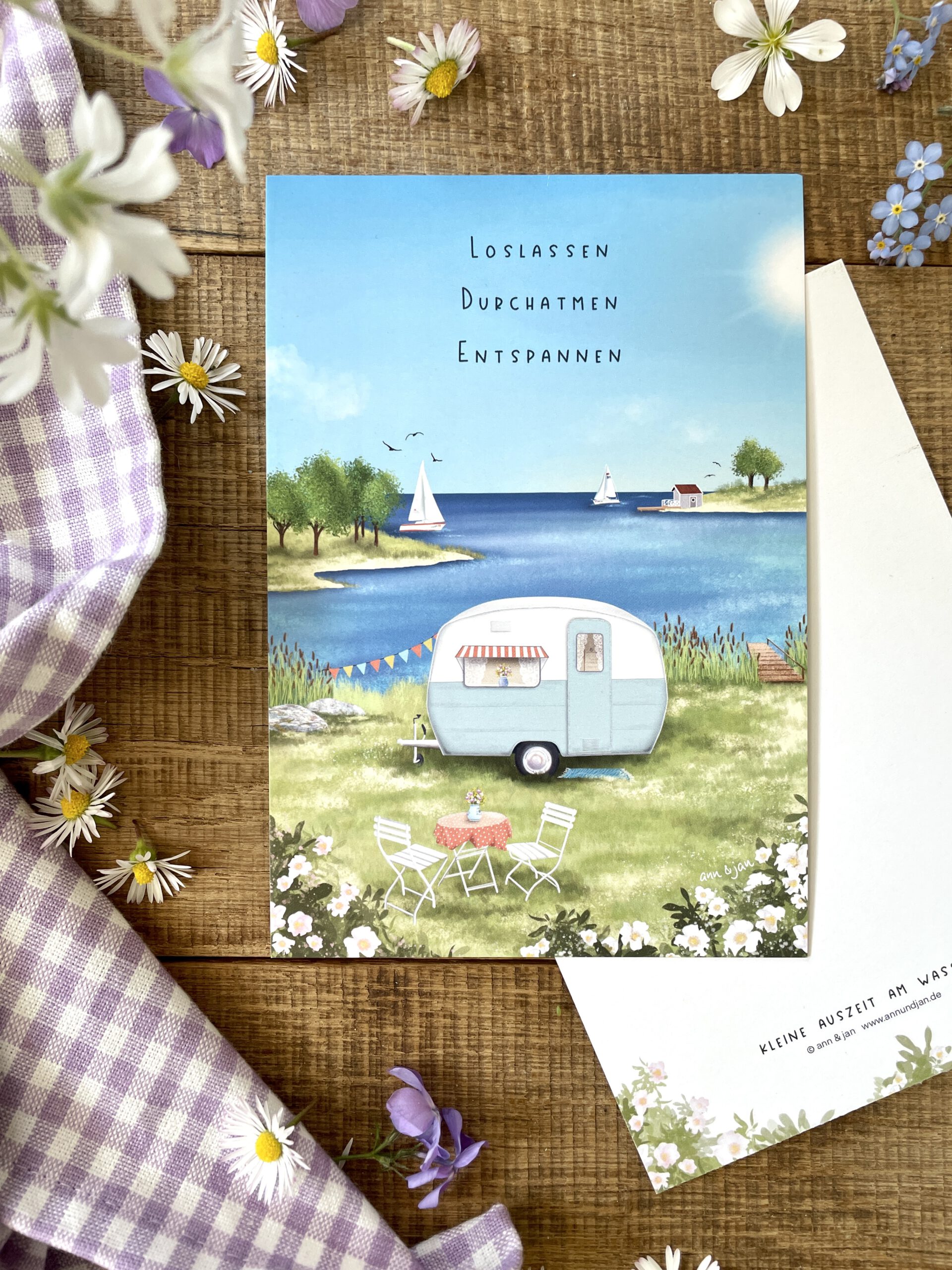 Postkarte Kleine Auszeit am Wasser Detailansicht Bucht Segelboote klares Wasser handillustriert Ann und Jan
