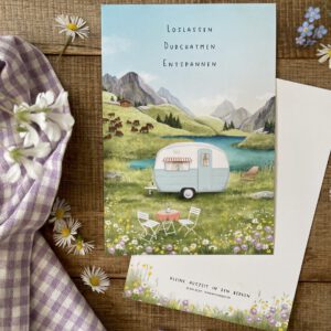 Handillustrierte große Postkarte Kleine Auszeit in den Bergen Wohnwagen Bergsee Almwiesen von Ann und Jan