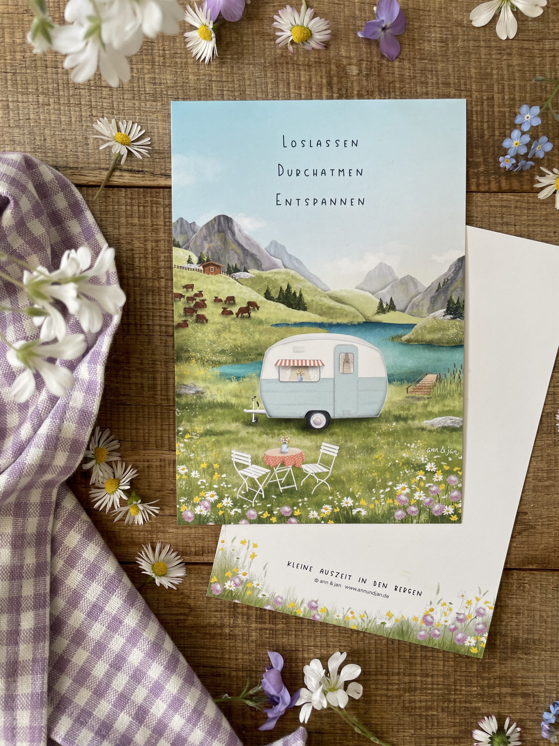 Handillustrierte große Postkarte Kleine Auszeit in den Bergen Wohnwagen Bergsee Almwiesen von Ann und Jan