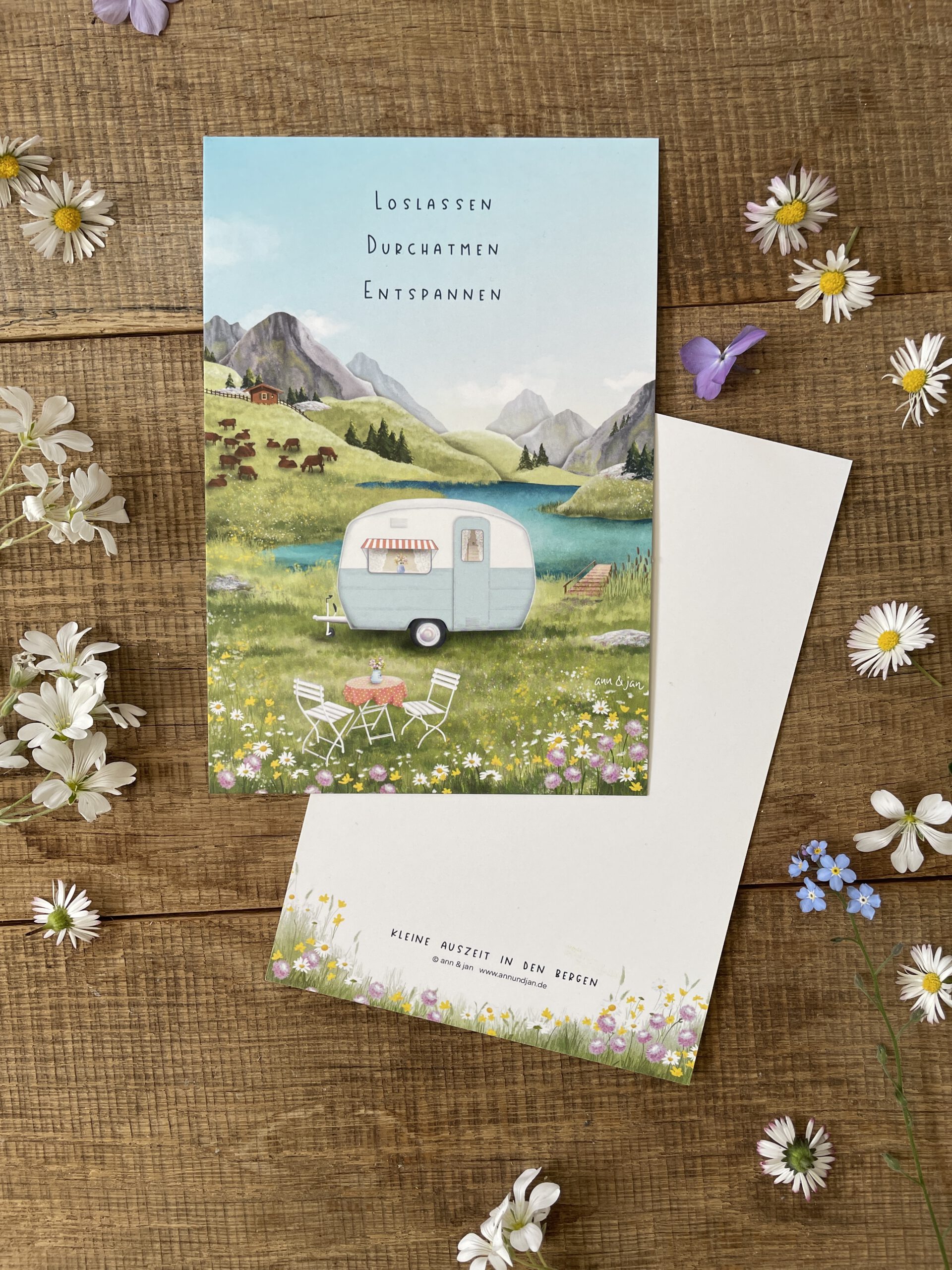 Postkarte Kleine Auszeit Berge Detailansicht Wohnwagen Bergsee handillustriert Ann und Jan