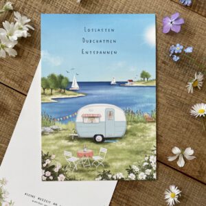 Handillustrierte große Postkarte Kleine Auszeit am Wasser Wohnwagen Bucht Segelboote von Ann und Jan