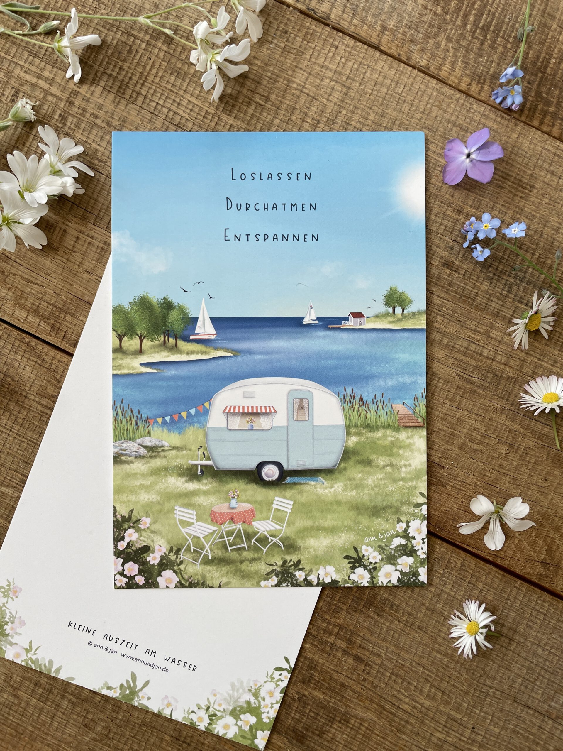 Handillustrierte große Postkarte Kleine Auszeit am Wasser Wohnwagen Bucht Segelboote von Ann und Jan