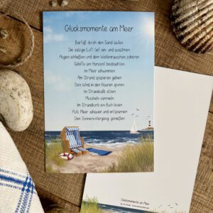 Handillustrierte große Postkarte Glücksmomente am Meer Strandkorb Leuchtturm Segelboot Dünengras von Ann und Jan