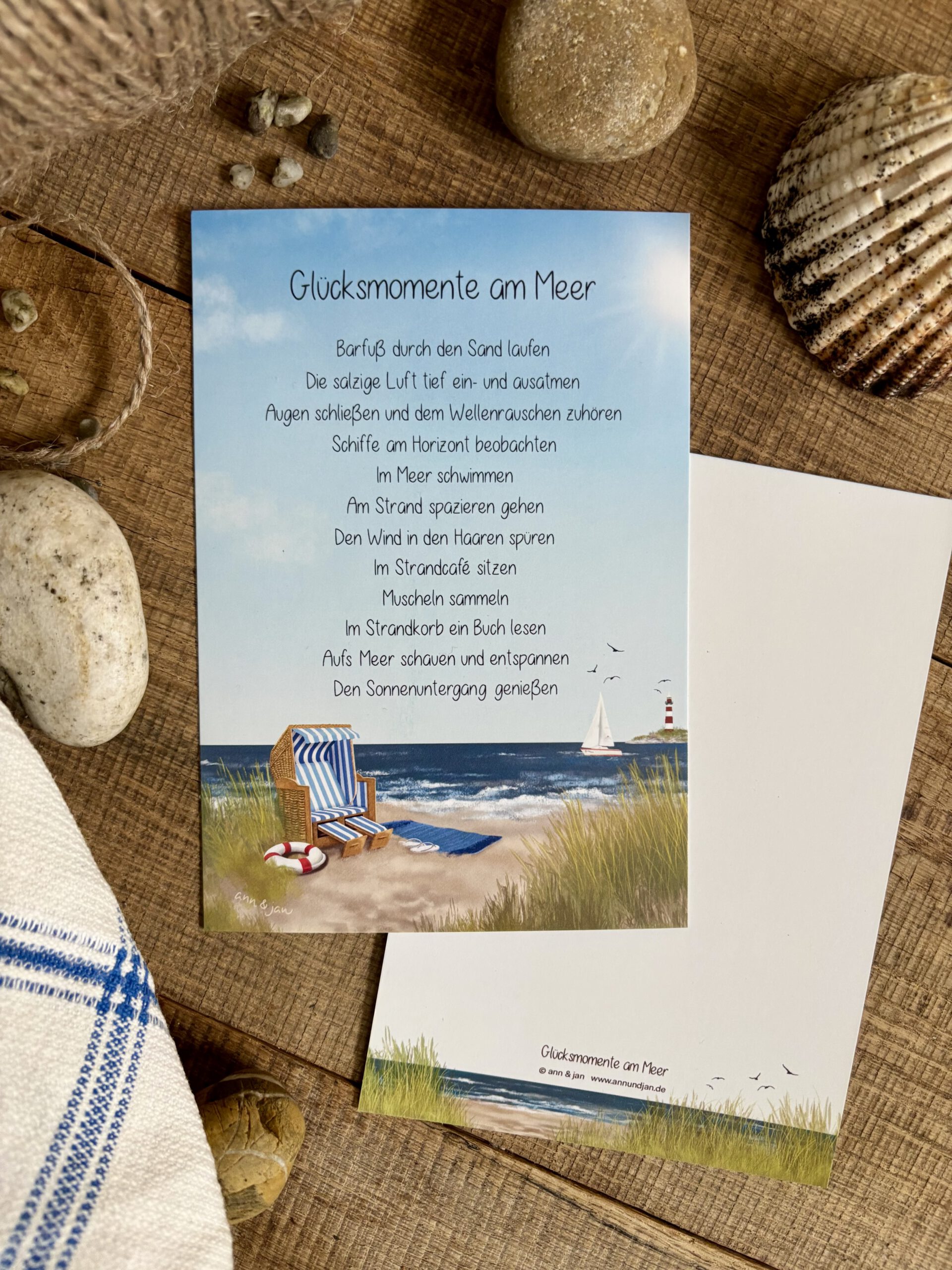 Handillustrierte große Postkarte Glücksmomente am Meer Strandkorb Leuchtturm Segelboot Dünengras von Ann und Jan