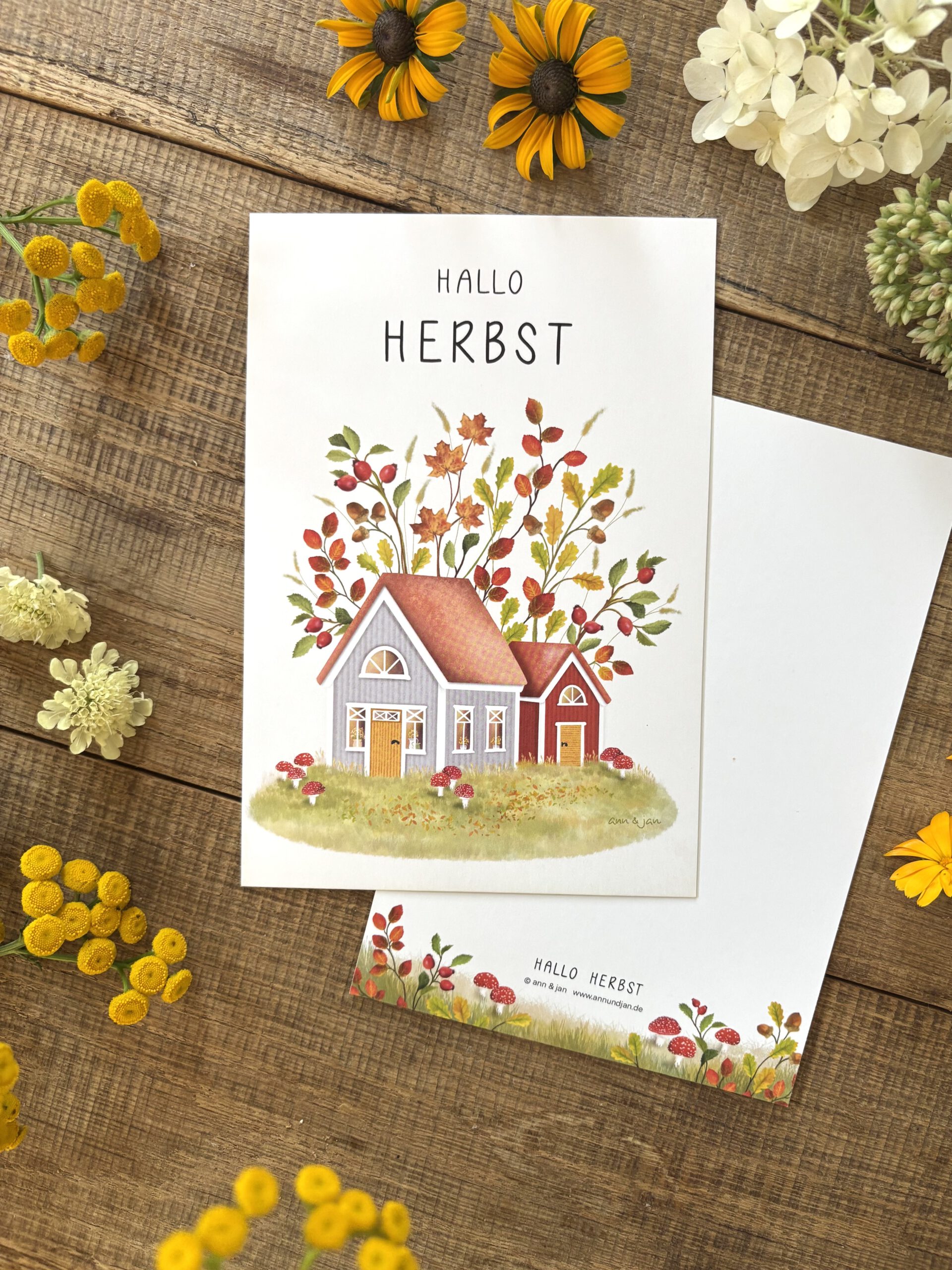 Handillustrierte große Postkarte Hallo Herbst bunte Häuser farbiges Herbstlaub von Ann und Jan