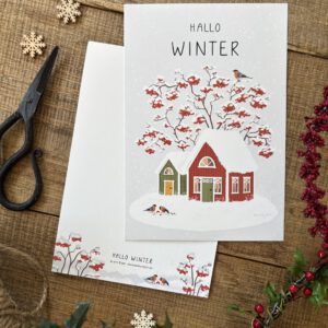 Handillustrierte große Postkarte Hallo Winter bunte Häuser winterliche Beerenzweige von Ann und Jan