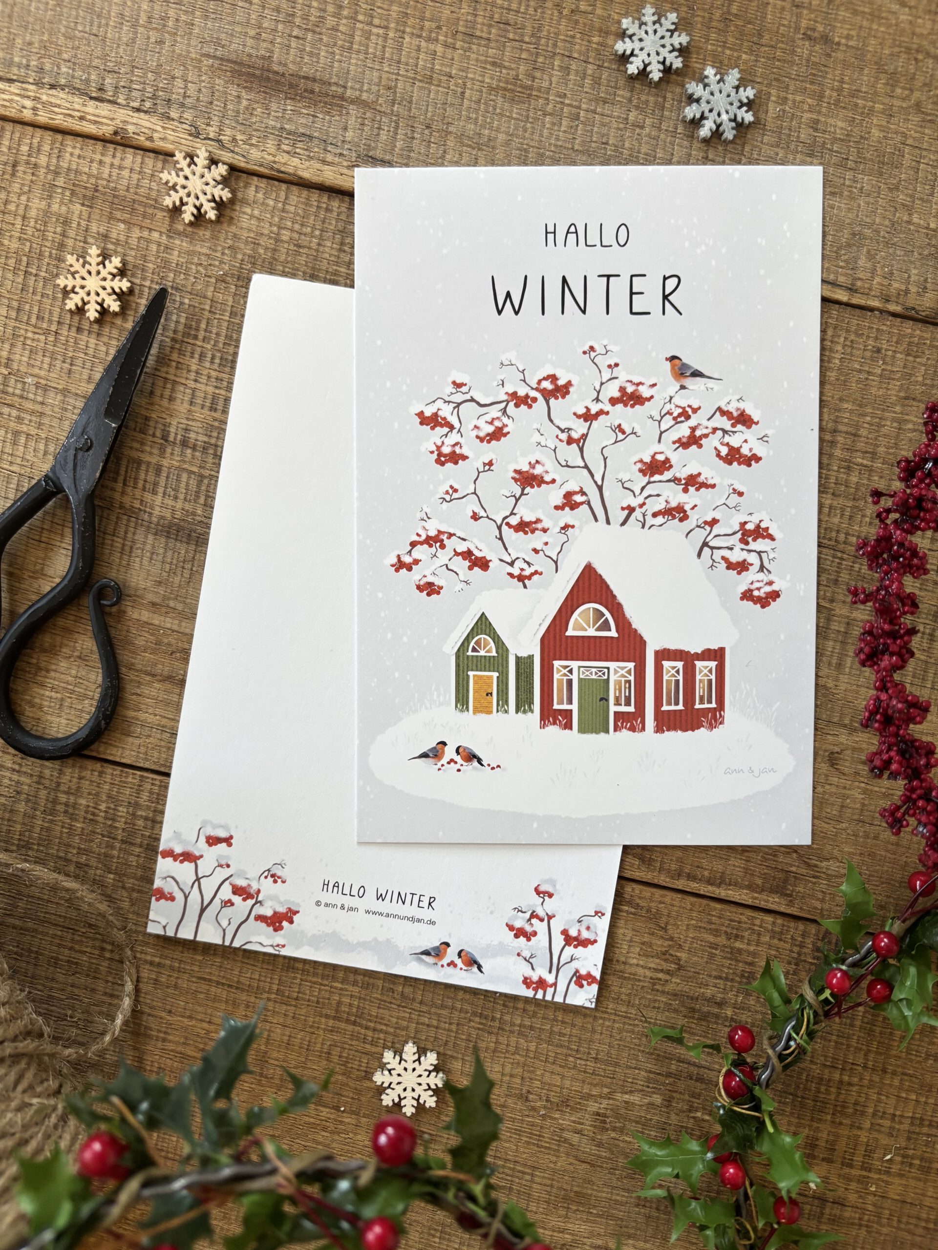 Handillustrierte große Postkarte Hallo Winter bunte Häuser winterliche Beerenzweige von Ann und Jan