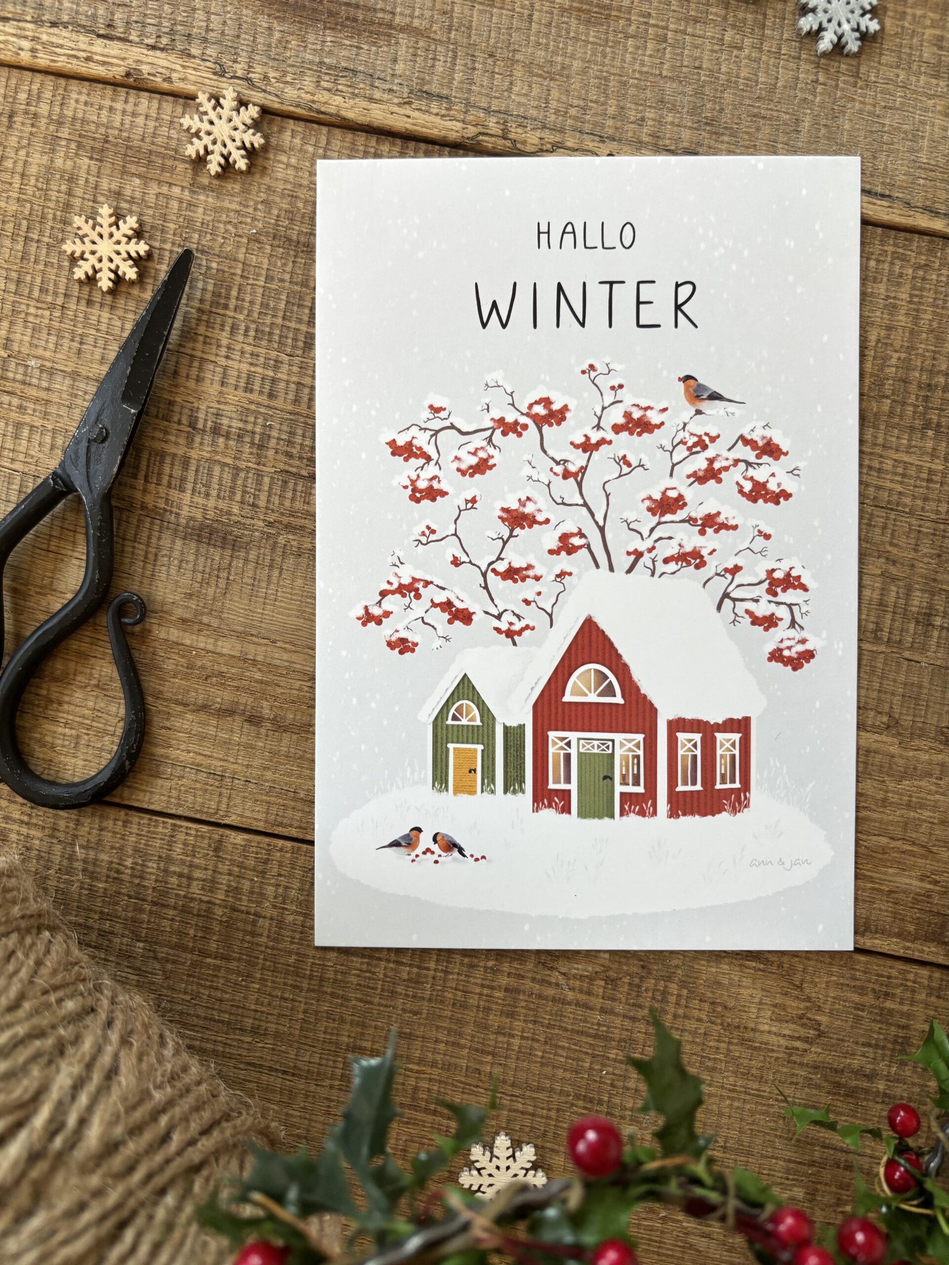 Postkarte Hallo Winter Detailansicht Winterszene Häuser Beerenzweige handillustriert Ann und Jan