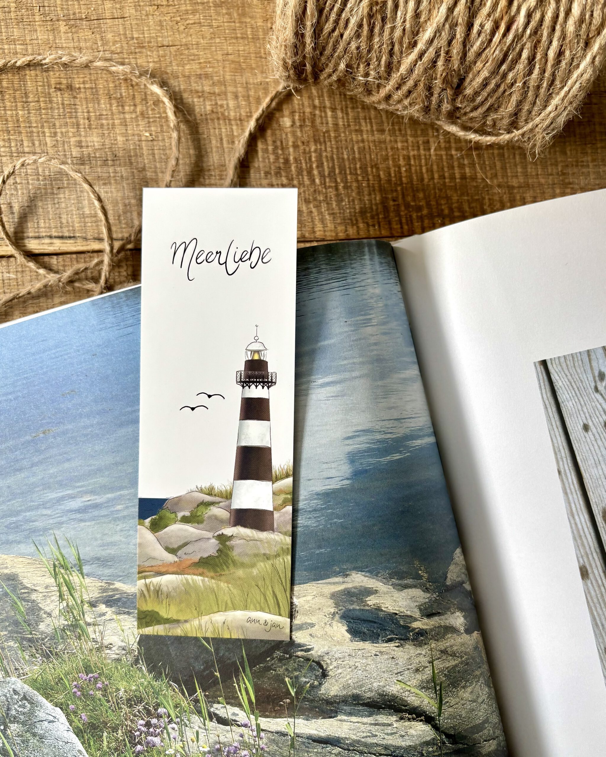 Handillustriertes Lesezeichen Meerliebe Leuchtturm Möwen Küste Meer von Ann und Jan