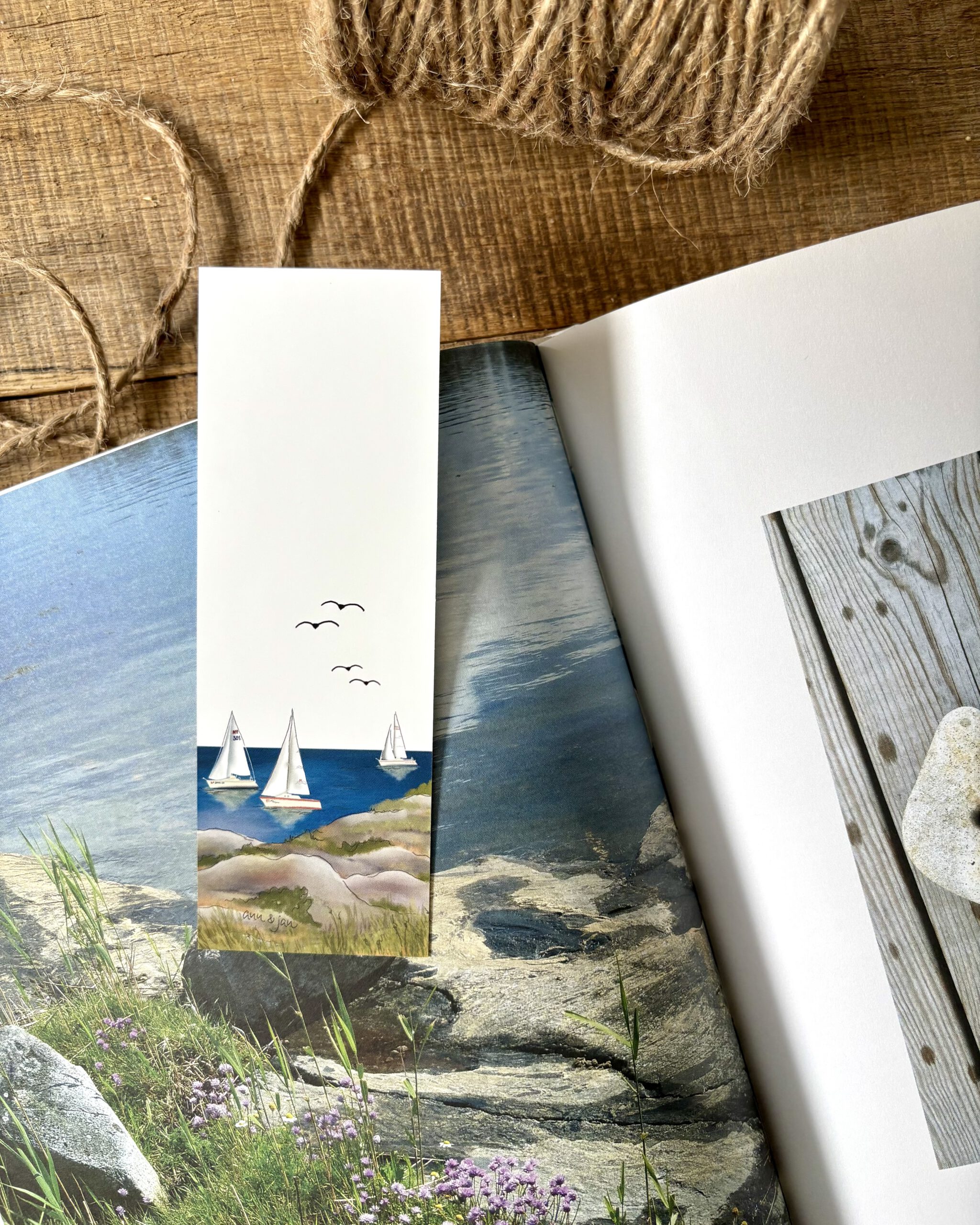 Lesezeichen Meerliebe Rückseite Segelboote Küste Möwen handillustriert Ann und Jan