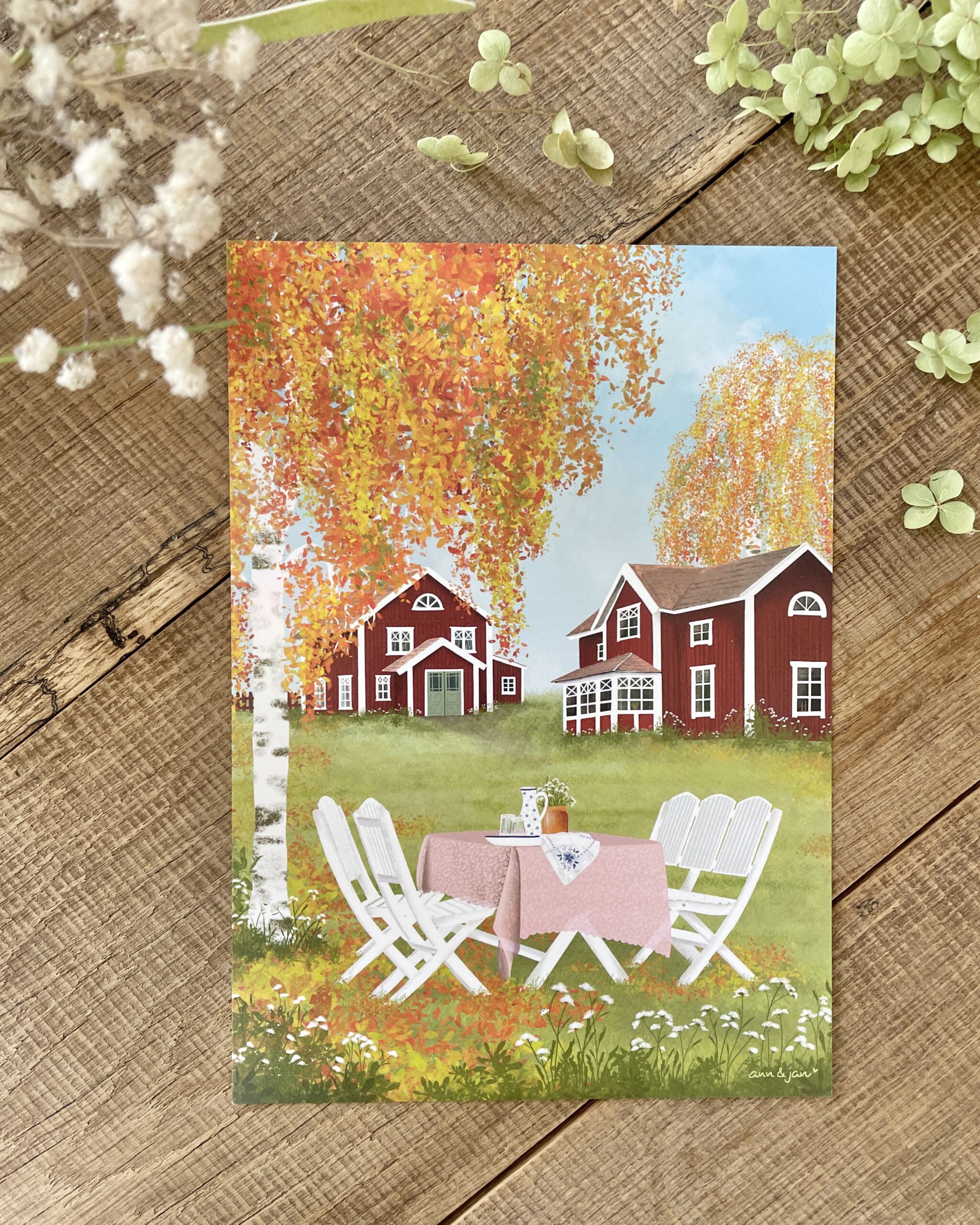 Handillustrierter Kunstdruck Höstträdgård skandinavischer Herbstgarten bunte Birken Schwedenhäuser Gartentisch von Ann und Jan