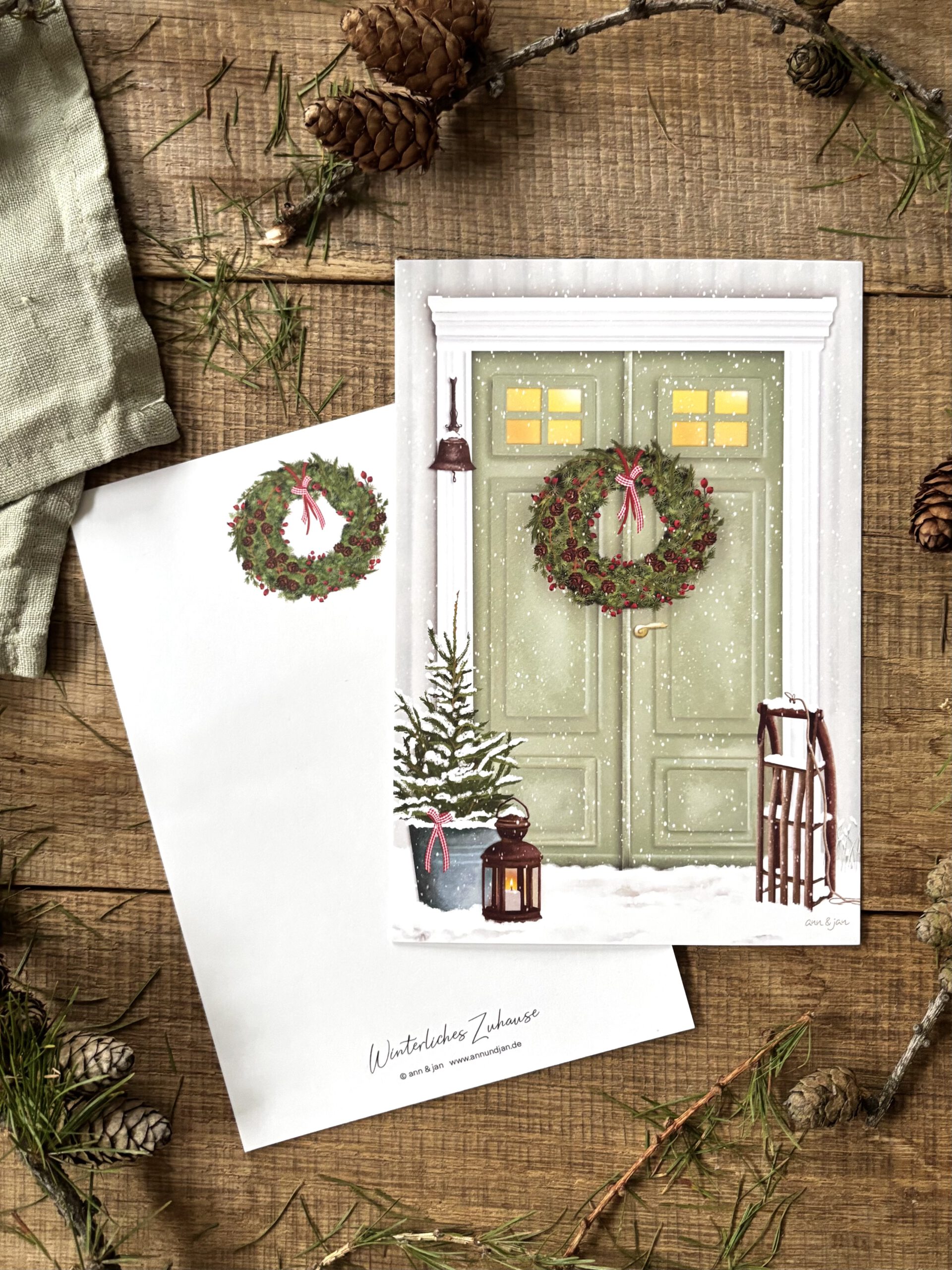 Handillustrierte große Postkarte Winterliches Zuhause Hauseingang Tannenbaum Laterne Schlitten Schnee von Ann und Jan