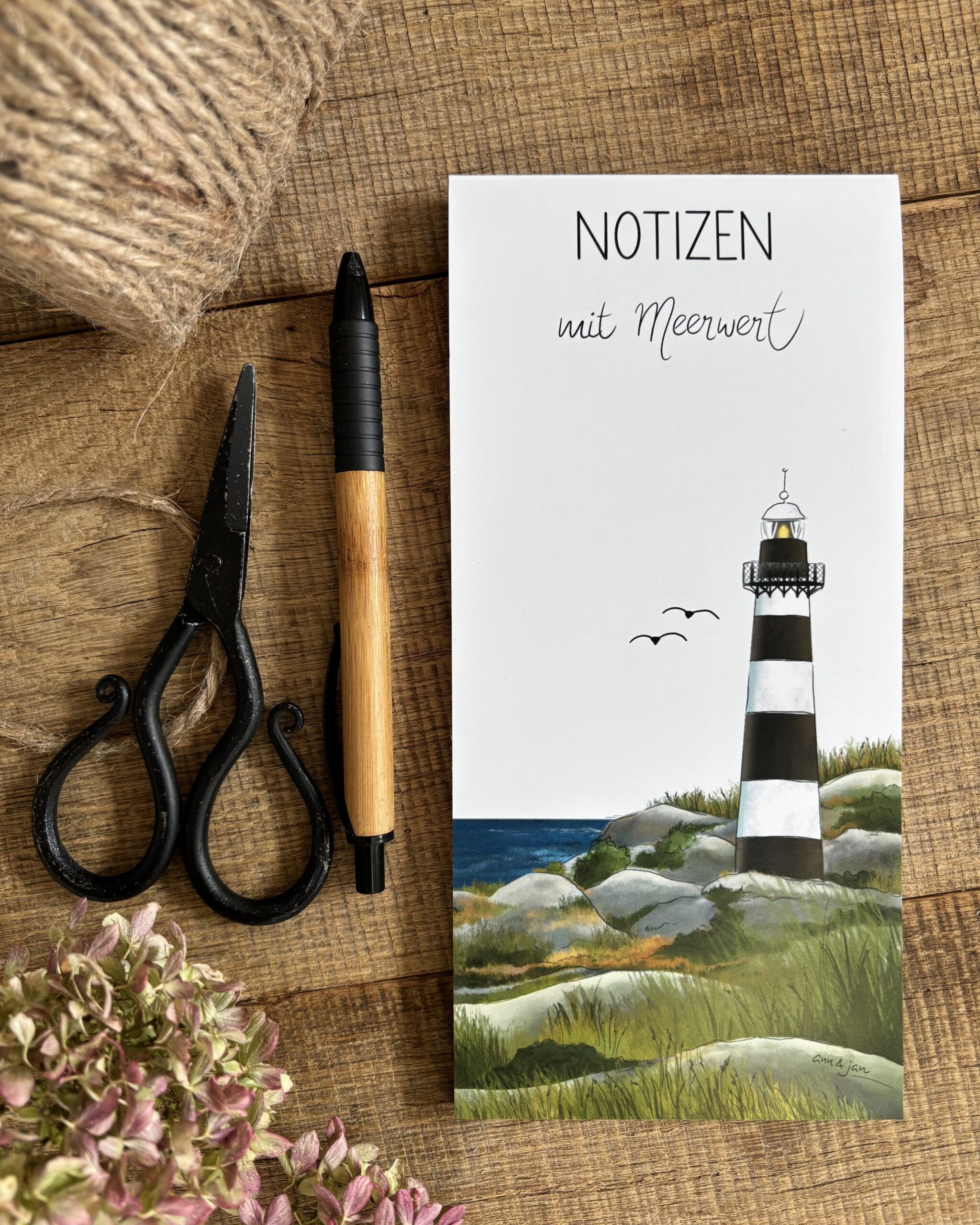 Handillustrierter Notizblock Emil Notizen mit Meerwert Küstenlandschaft Leuchtturm Meer von Ann und Jan
