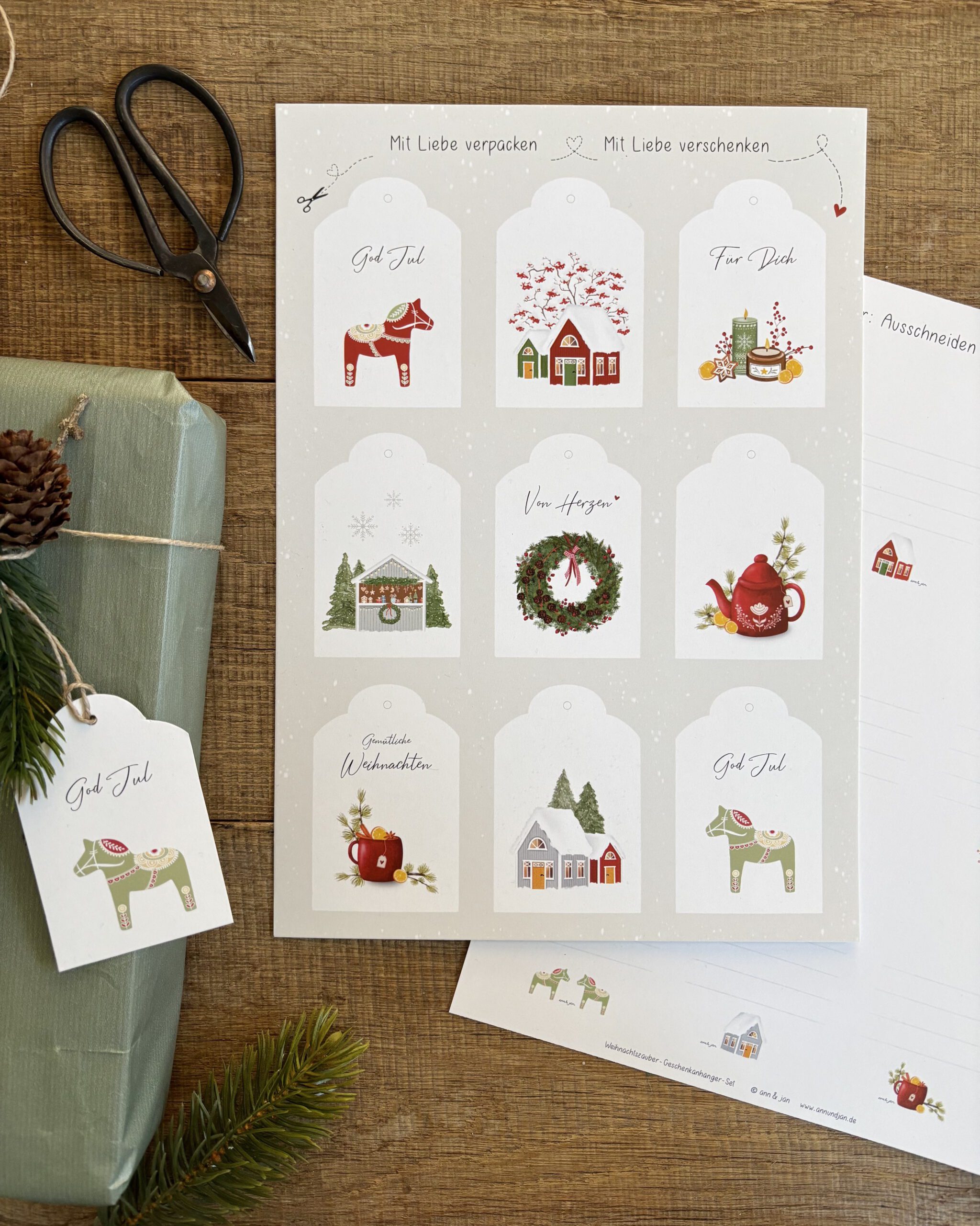 Handillustriertes Geschenkanhänger Set Winterzauber mit 9 skandinavischen Wintermotiven Dalapferd Holzhäuschen von Ann und Jan