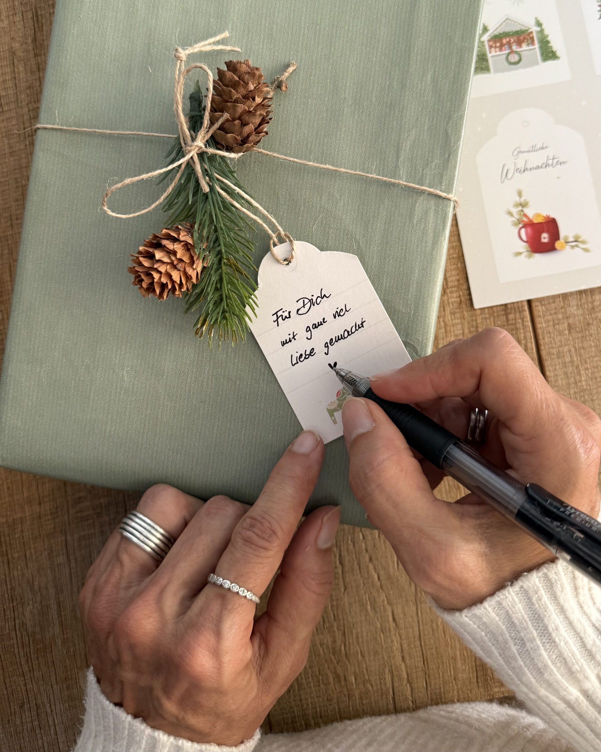 Geschenkanhänger Winterzauber Detailansicht Rückseite beschreibbar skandinavische Motive Ann und Jan