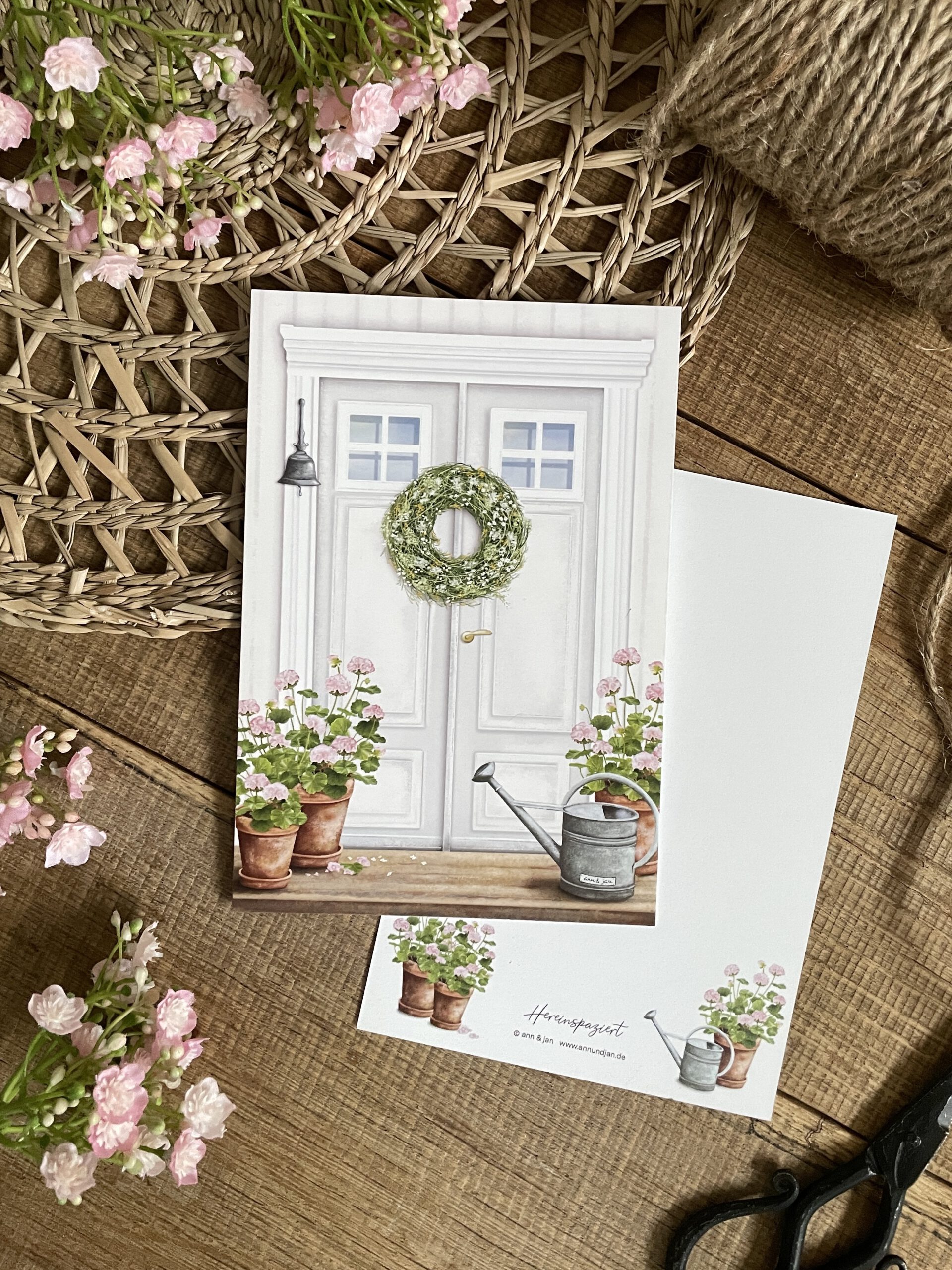 Handillustrierte große Postkarte Hereinspaziert blühender Hauseingang Pelargonien Wiesenblumenkranz von Ann und Jan