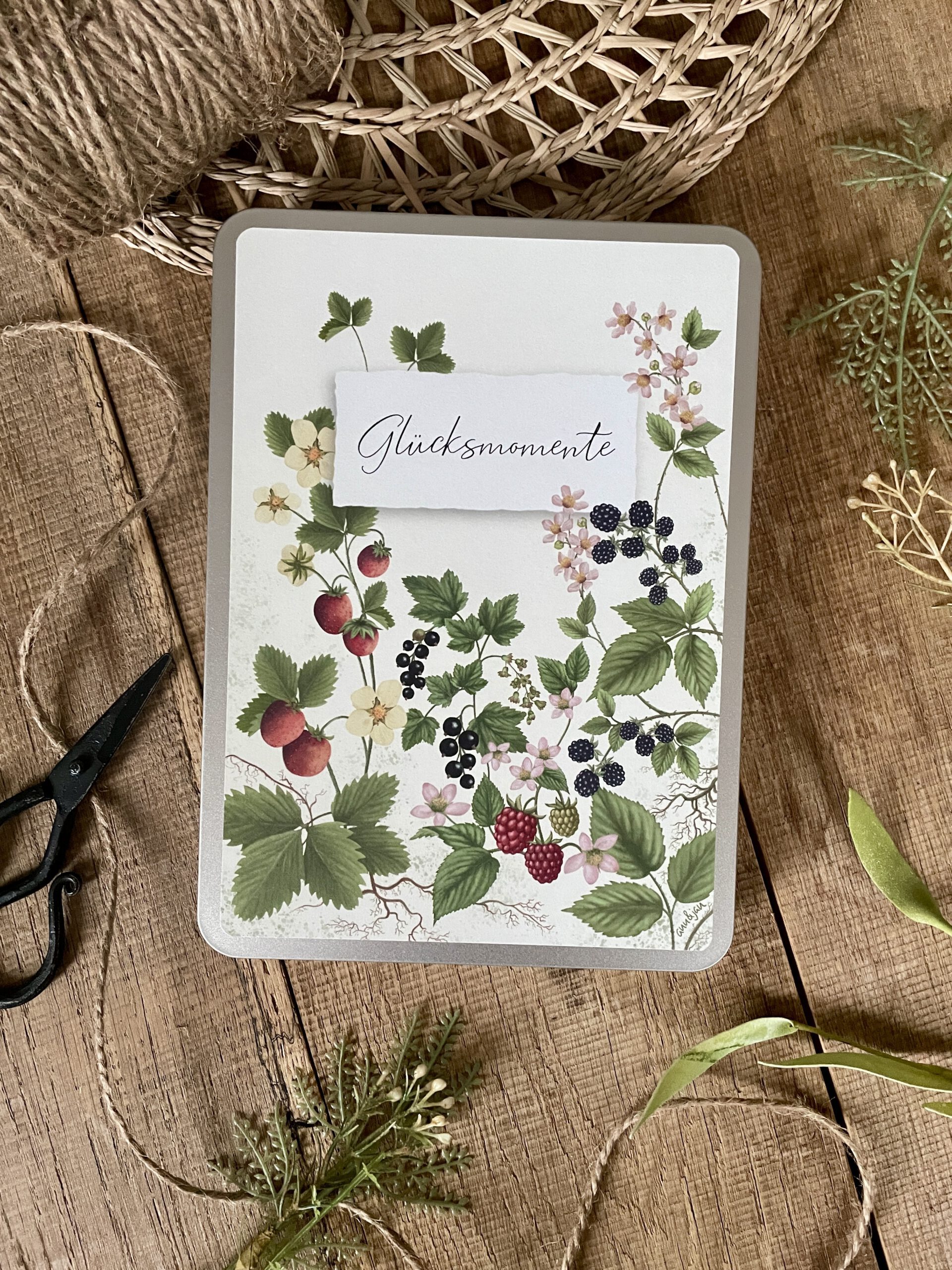 Handillustrierte Weißblechdose Glücksmomente mit Beerenmotiv Erdbeeren Himbeeren Brombeeren von Ann und Jan