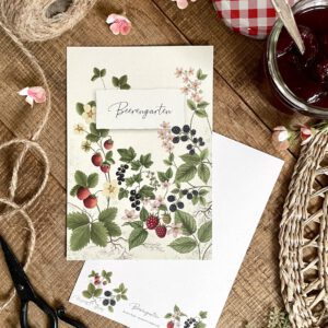 Handillustrierte große Postkarte Beerengarten mit Erdbeeren Himbeeren Brombeeren Johannisbeeren von Ann und Jan
