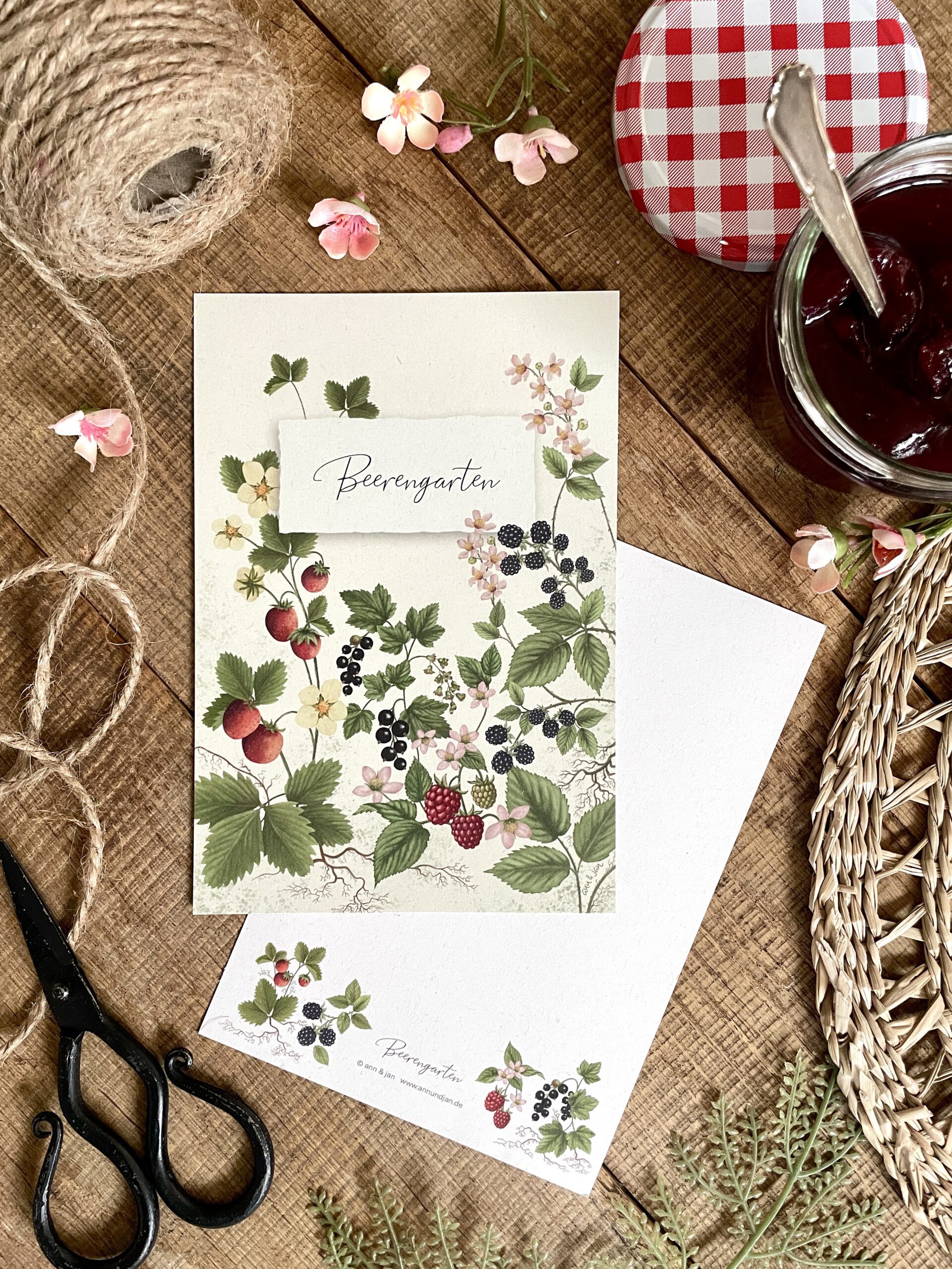 Handillustrierte große Postkarte Beerengarten mit Erdbeeren Himbeeren Brombeeren Johannisbeeren von Ann und Jan