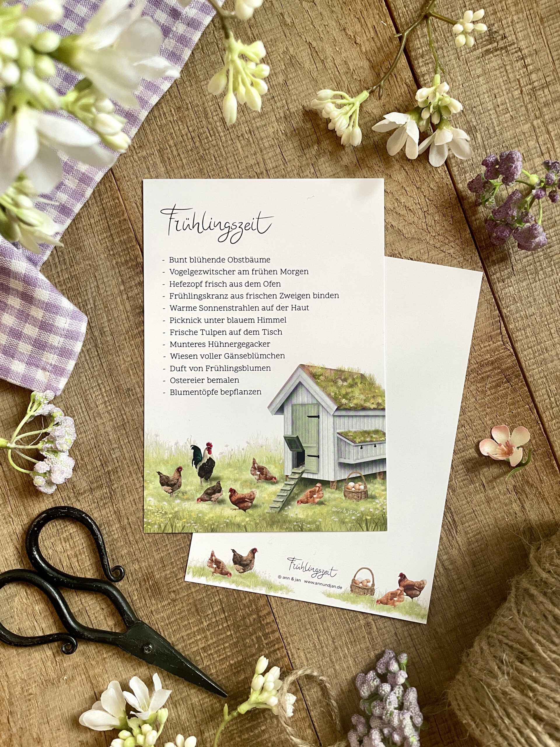 Handillustrierte große Postkarte Frühlingszeit mit Hühnerhaus und Frühlingsmomenten von Ann und Jan