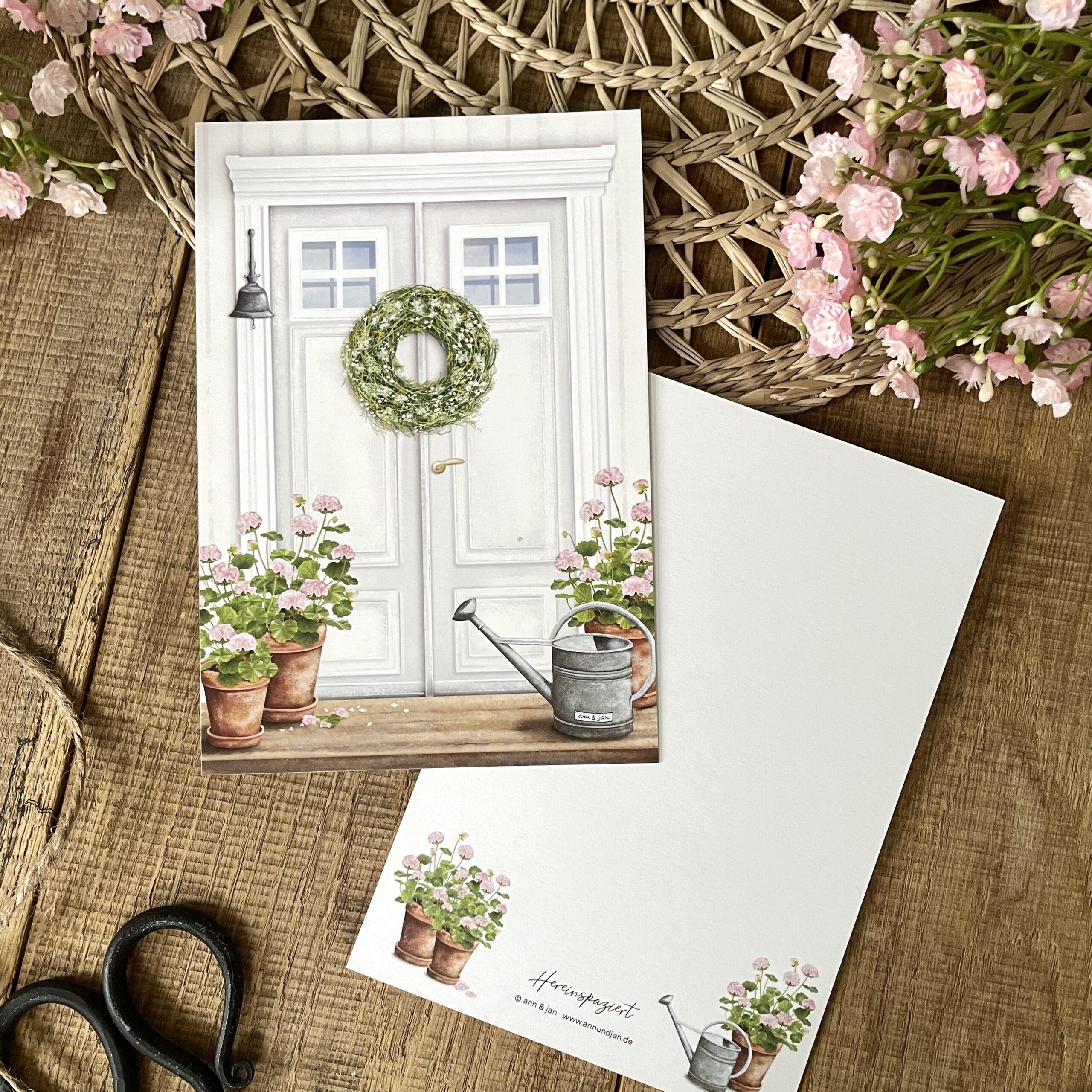 Große Postkarte Hereinspaziert. Haustür im Frühling