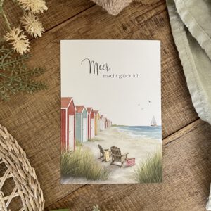 Handillustrierte Postkarte Meer macht glücklich bunte Strandhäuser Dünengras Liegestühle Segelboot Möwen von Ann und Jan