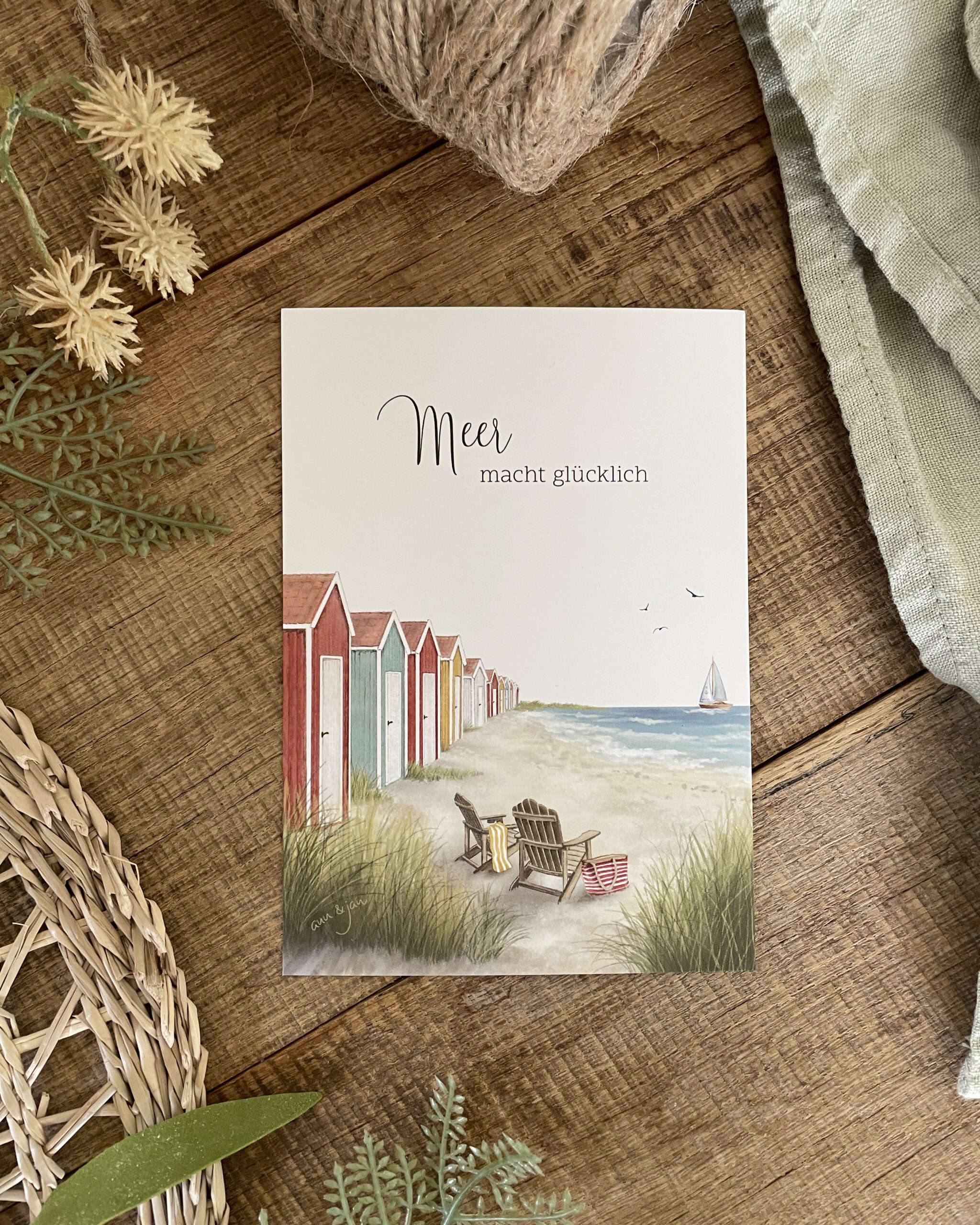 Handillustrierte Postkarte Meer macht glücklich bunte Strandhäuser Dünengras Liegestühle Segelboot Möwen von Ann und Jan
