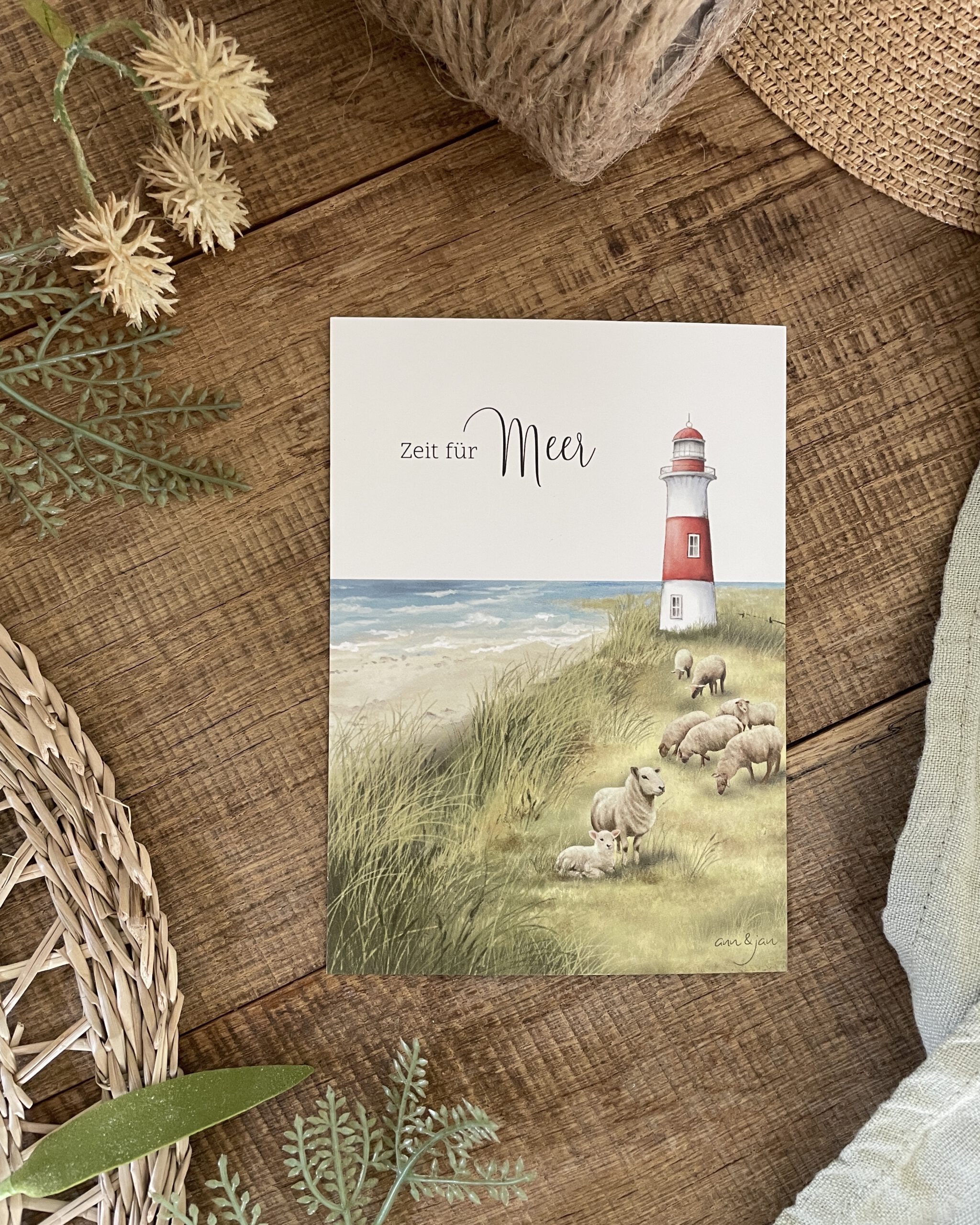 Handillustrierte Postkarte Zeit für Meer Deich Deichschafe Leuchtturm Strand Meer von Ann und Jan