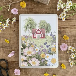 Postkartendose „Sommerwiese“ mit Schwedenhaus, Birken und blühender Wiese im skandinavischen Stil von Ann & Jan