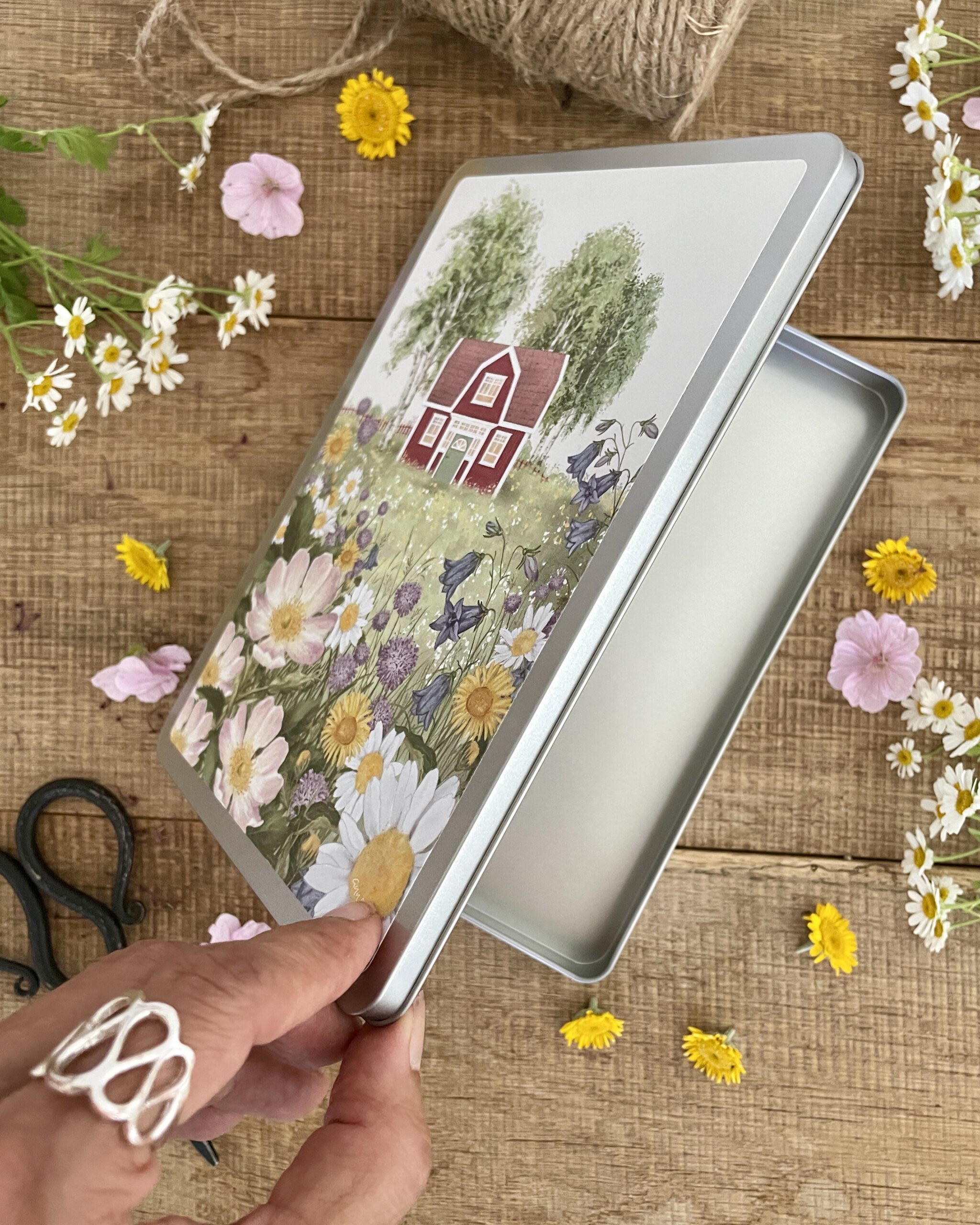 Postkartendose geöffnet mit Klappdeckel Sommerwiese und Schwedenhaus