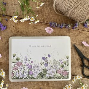Postkartendose „Genieße das kleine Glück“ mit handillustriertem Wiesenblumen-Motiv von Ann & Jan