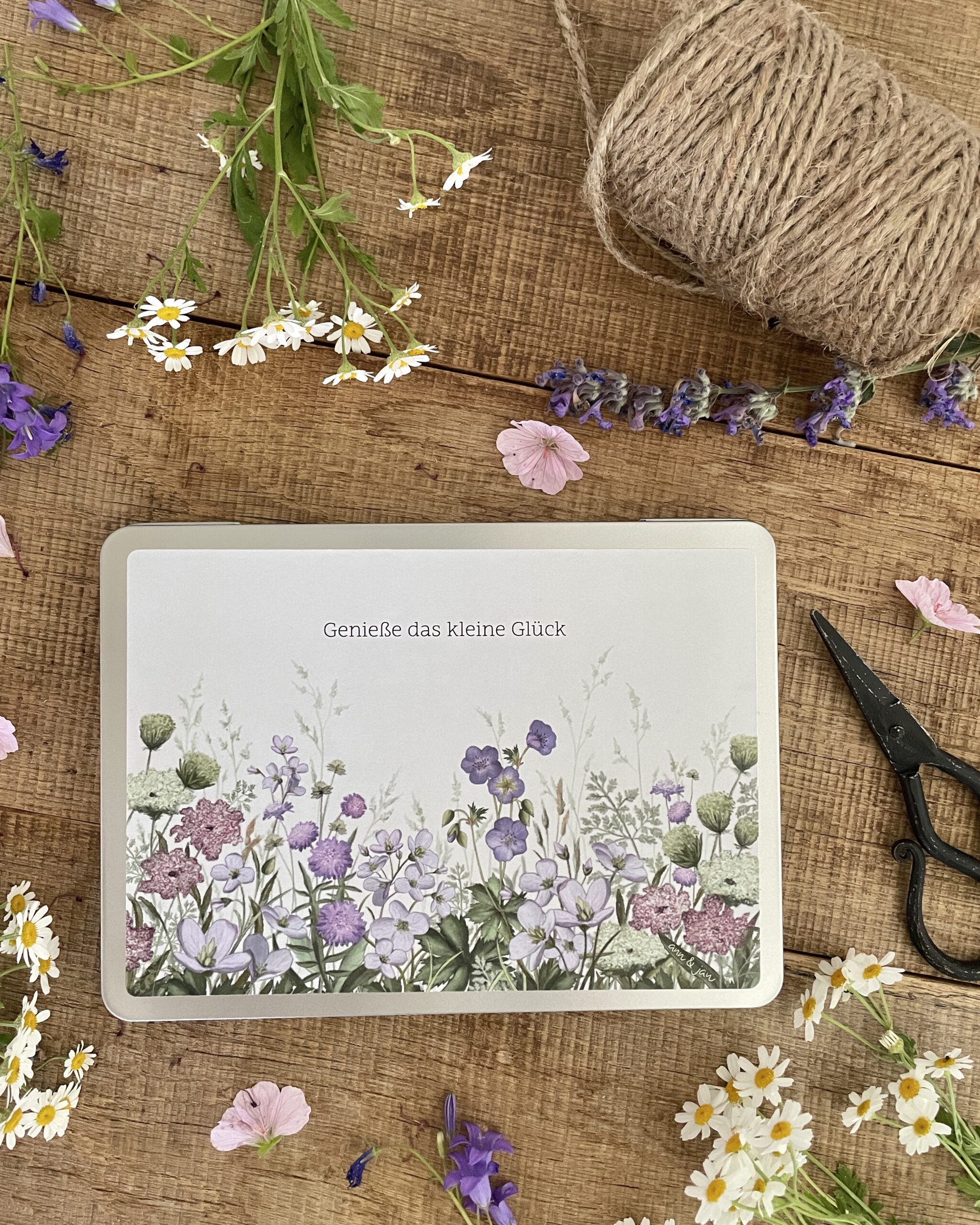 Postkartendose „Genieße das kleine Glück“ mit handillustriertem Wiesenblumen-Motiv von Ann & Jan
