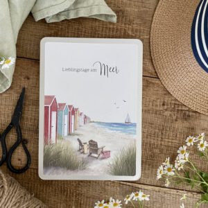 Postkartendose „Lieblingstage am Meer“ mit handillustriertem Küstenmotiv von Ann & Jan