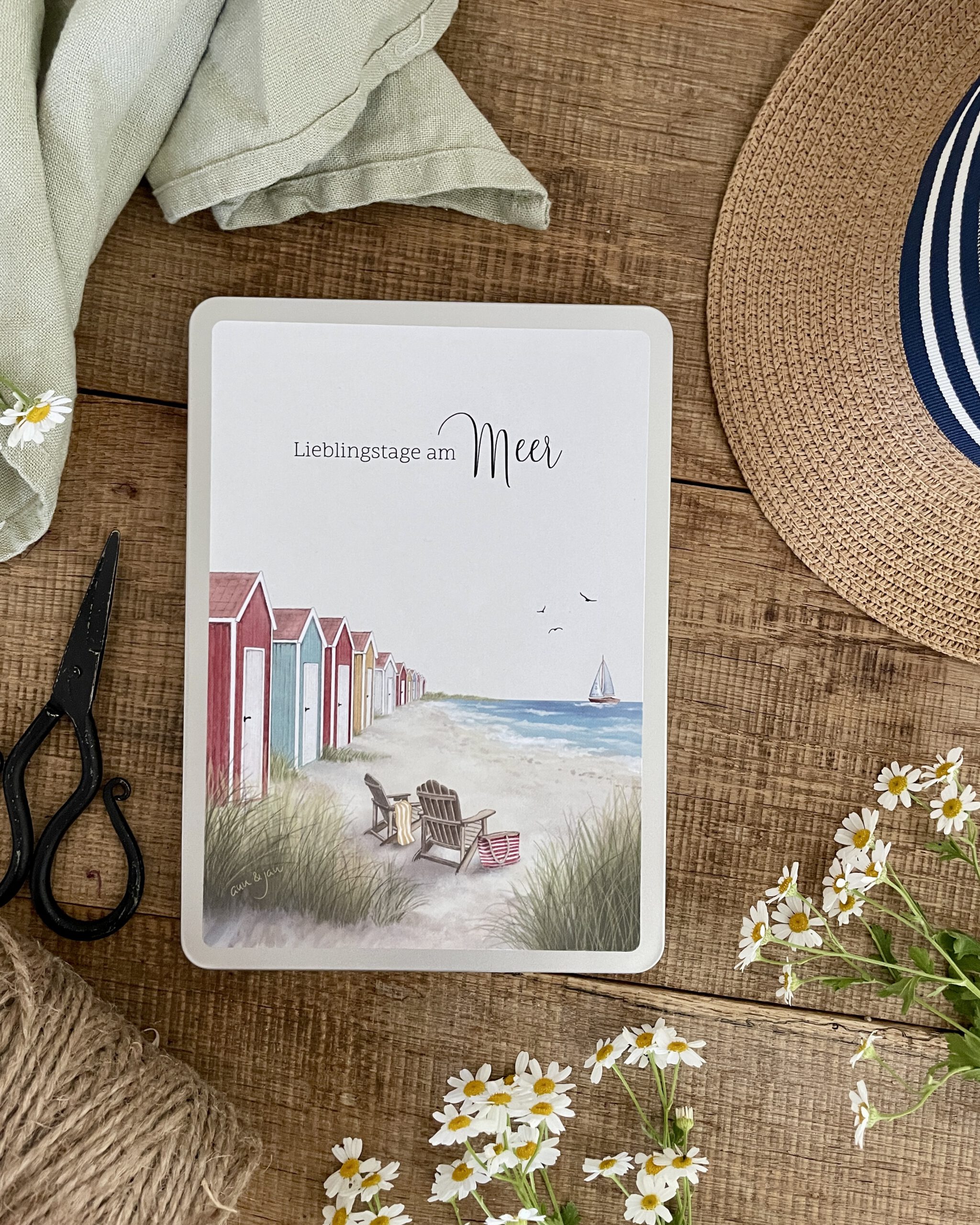 Postkartendose „Lieblingstage am Meer“ mit handillustriertem Küstenmotiv von Ann & Jan