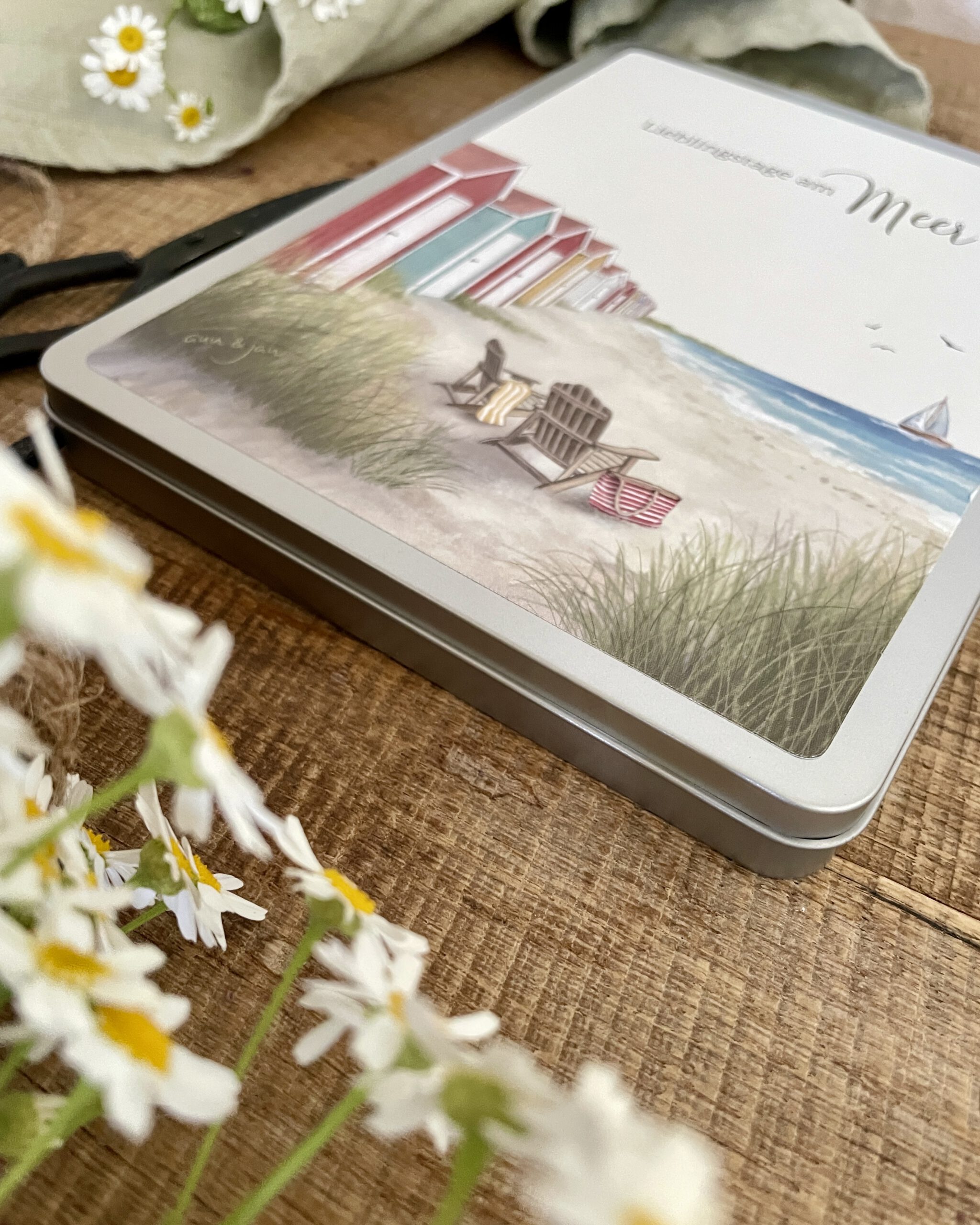 Postkartendose mit Küstenmotiv als Aufbewahrungsbox für Postkarten, Fotos und Erinnerungen, Detailansicht