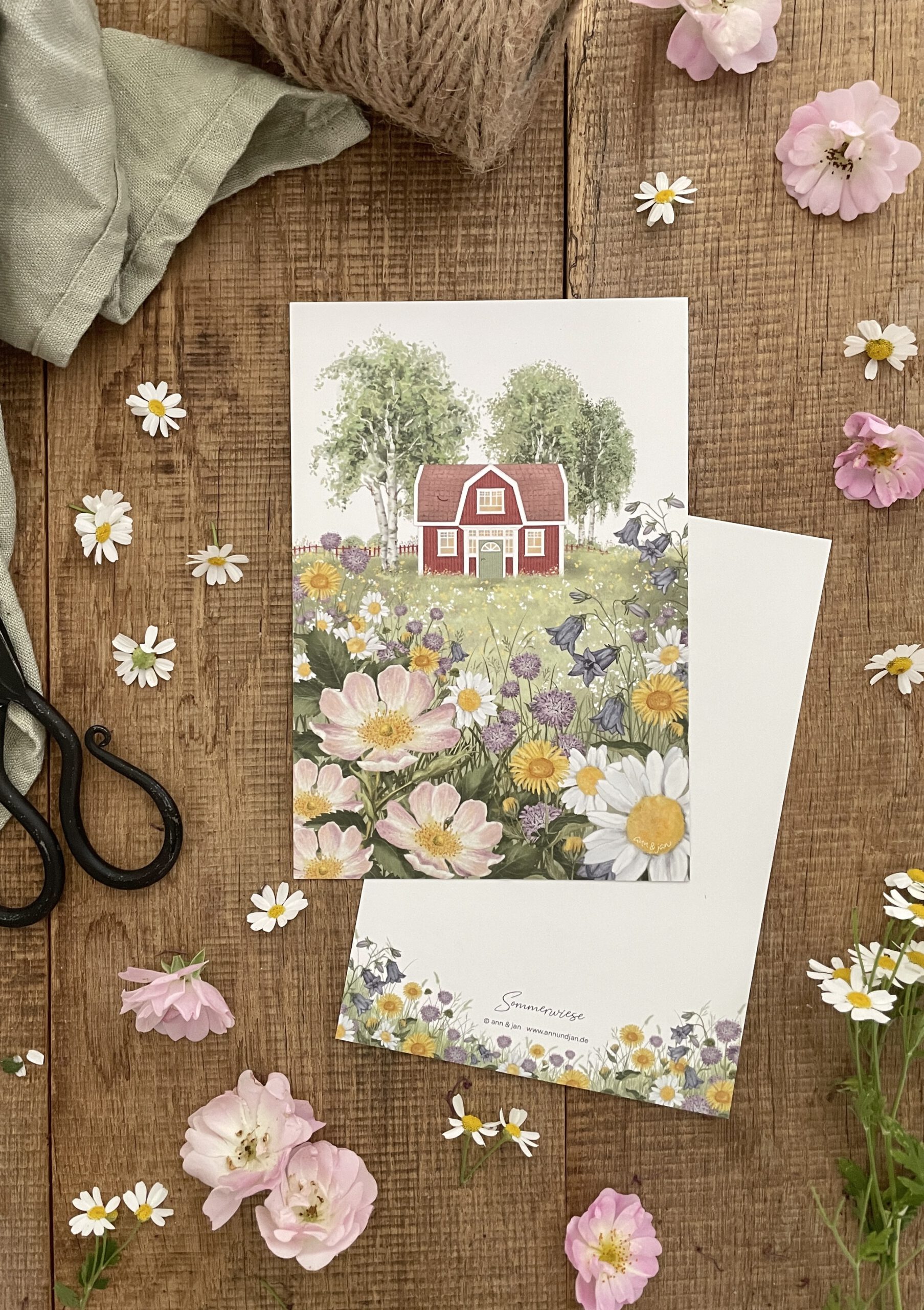 Postkarte Sommerwiese mit Schwedenhaus. Handillustriert von Ann & Jan. Rückseite beschreibbar.