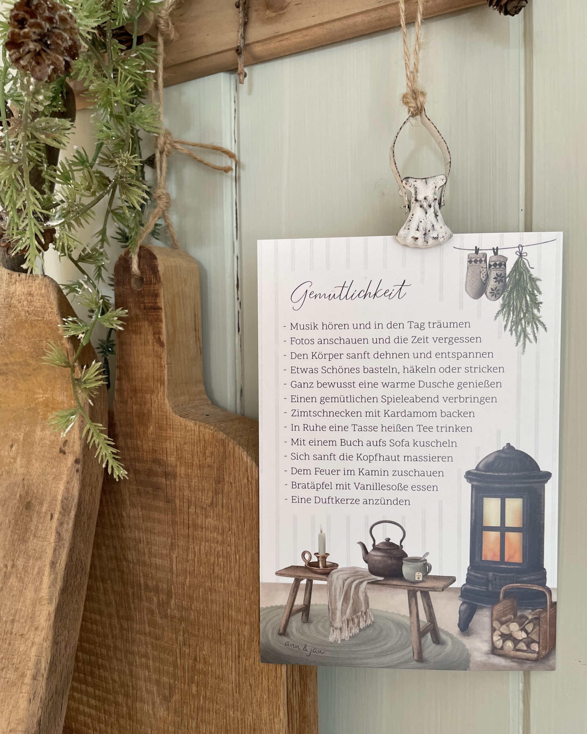 Postkarte Gemütlichkeit mit Hygge-Momenten, Ofen, Kuscheldecke, Bank