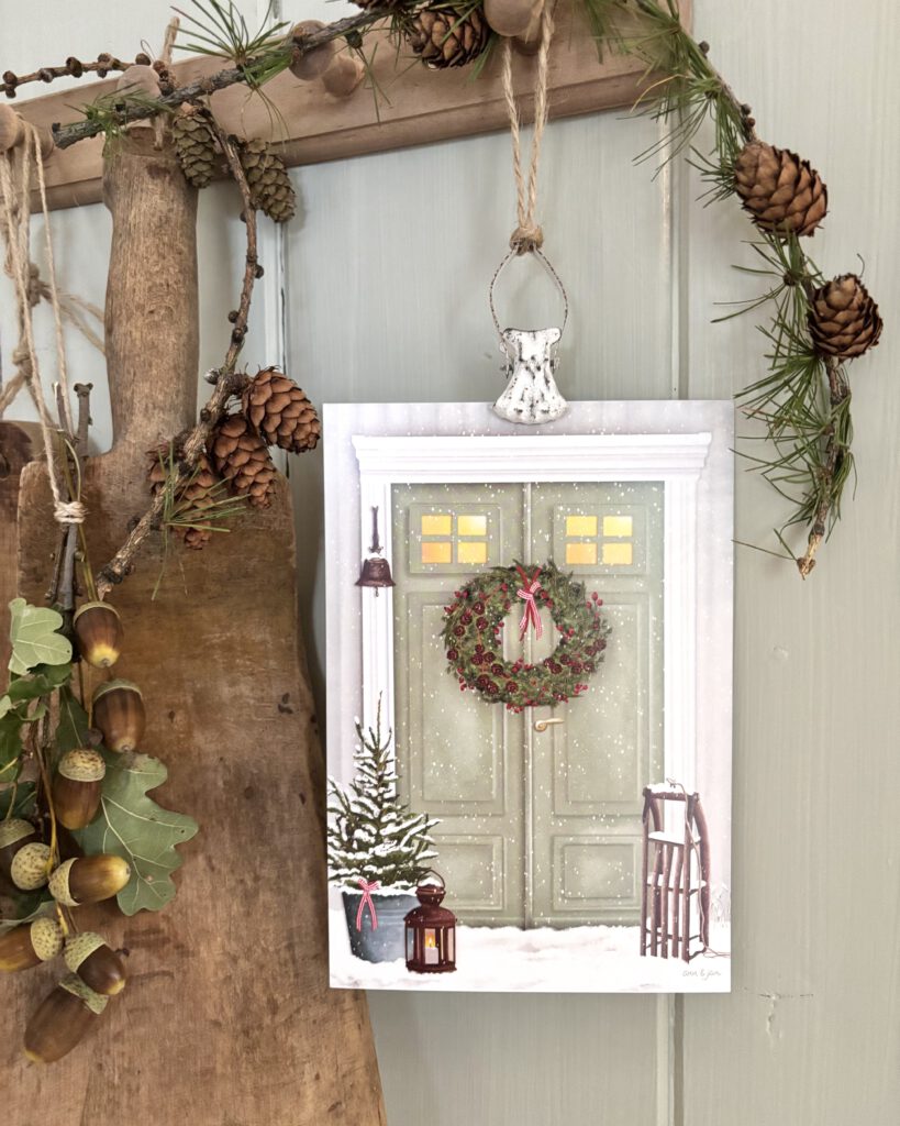 Postkarte Winter Weihnachten Haustür mit Kranz, Schlitten und Tannenbaum