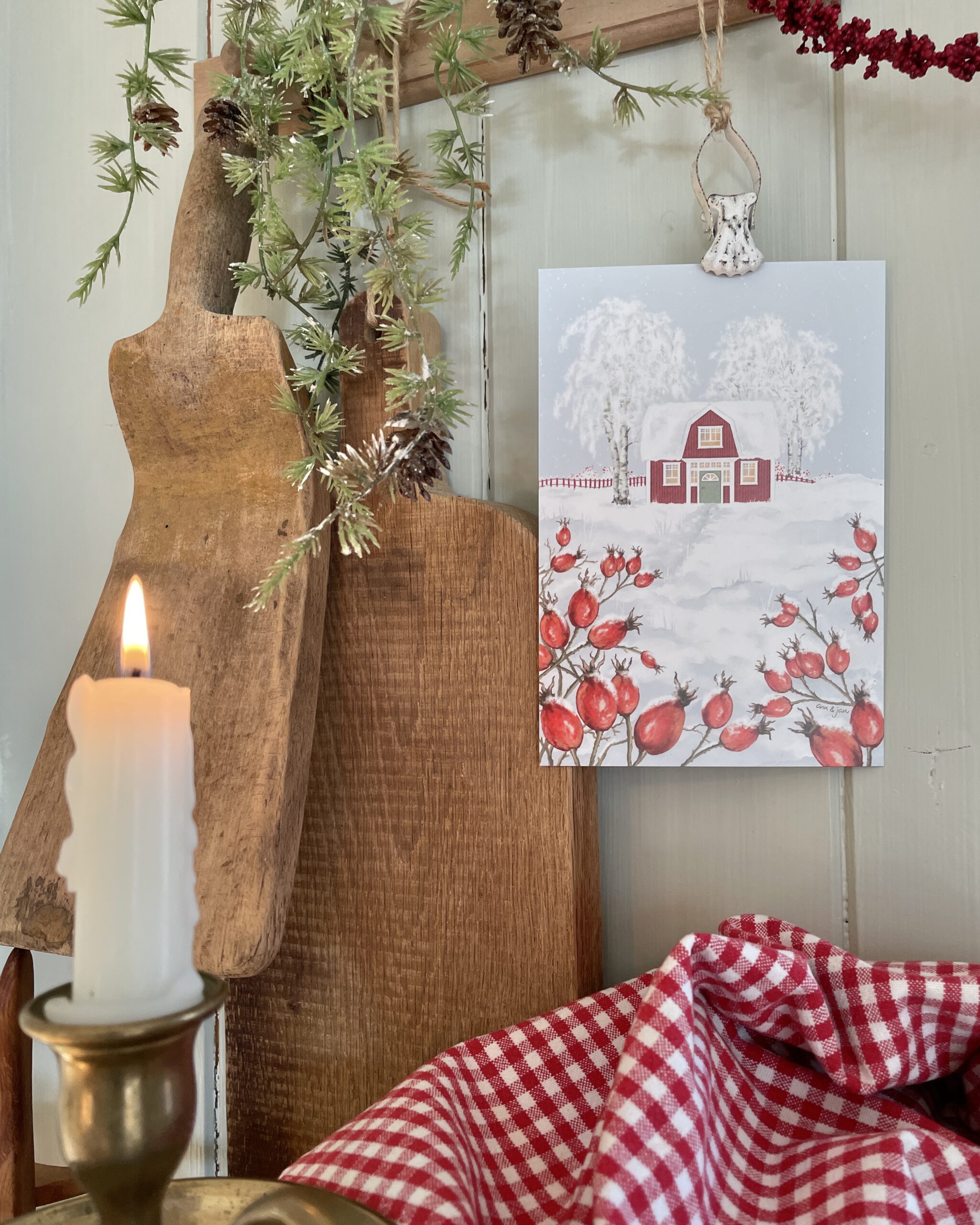 Postkarte Winterfrüchte dekoriert mit Klammer an einer Hakenleiste. Winterdeko.