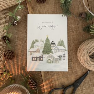 Postkarte Wundervolle Weihnachtszeit. Skandinavisches Dorf mit Weihnachtsbaum