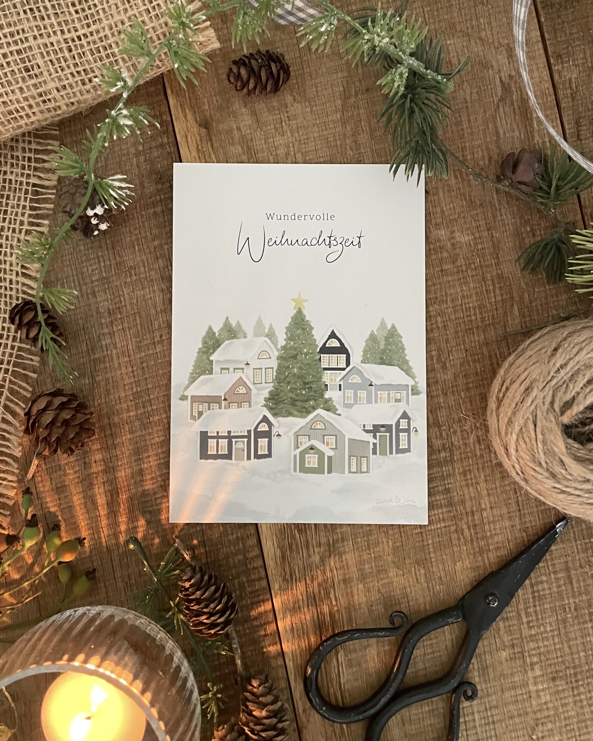 Postkarte Wundervolle Weihnachtszeit. Skandinavisches Dorf mit Weihnachtsbaum